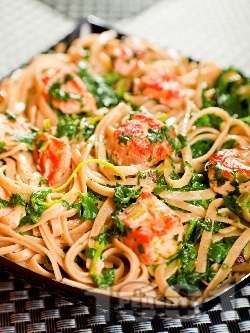 Паста фетучини (или спагети) със сос от сьомга, спанак, зехтин и праз лук - снимка на рецептата